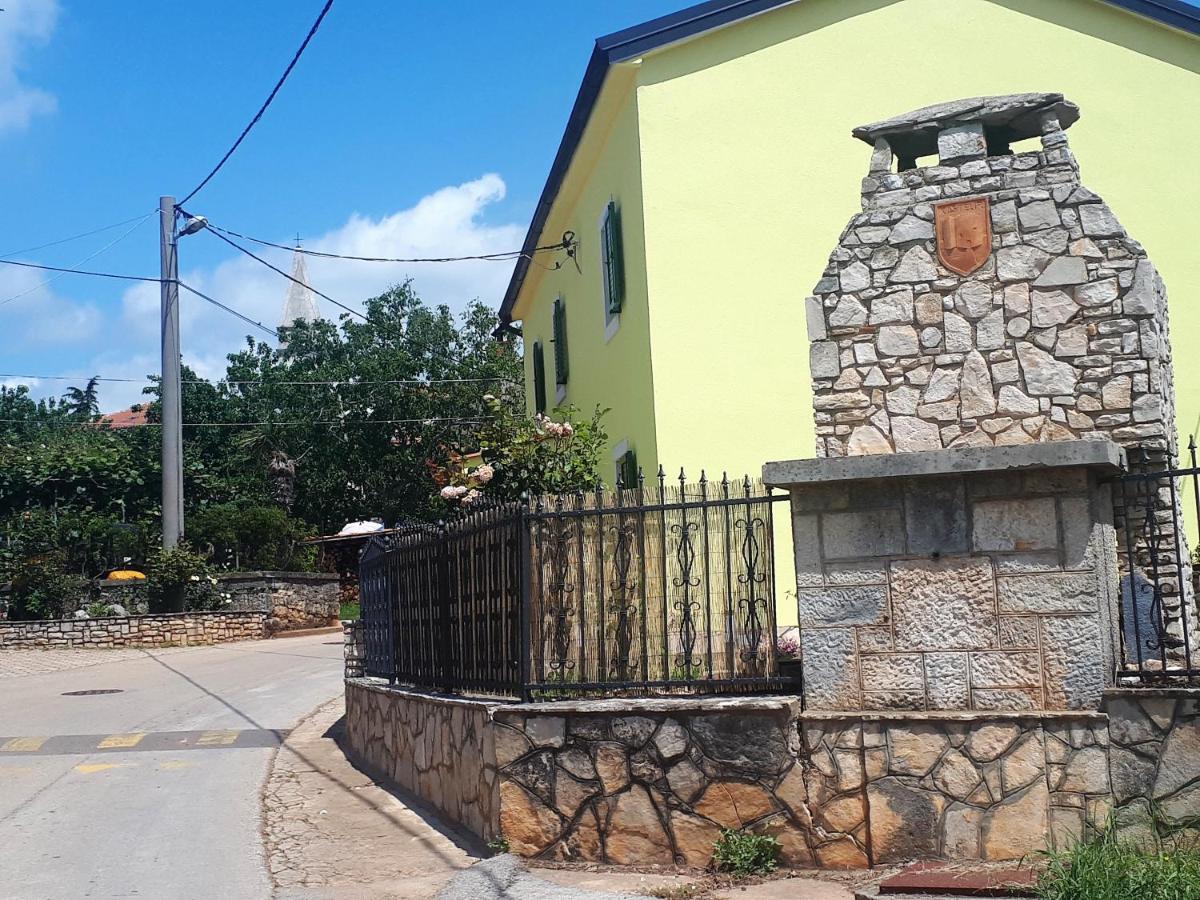 Apartment Terra Rossa Kaštelir Kültér fotó